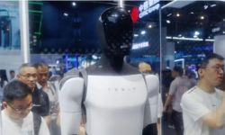 إيلون ماسك يعلن أن شركة تسلا سوف تستعين بـ"الروبوتات البشرية" العام المقبل